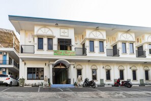 Front of property - RedDoorz Plus @ Jalan Pumorow Manado (Manado)