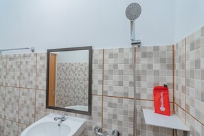 Doppelzimmer (Reddoorz) | Badezimmer | Dusche, kostenlose Toilettenartikel, Handtücher