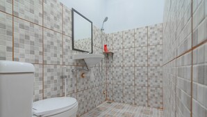 A bathroom with a toilet, sink, and shower. - RedDoorz @ Pasar Melayu Sagulung Batam (Batam)