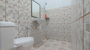 Doppelzimmer (Reddoorz) | Badezimmer | Dusche, kostenlose Toilettenartikel, Handtücher