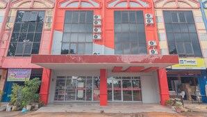 A building with large windows and air conditioning units. - RedDoorz @ Pasar Melayu Sagulung Batam (Batam)