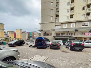 Exterior - RedDoorz Apartment @ Gateway Cicadas (Bandung)