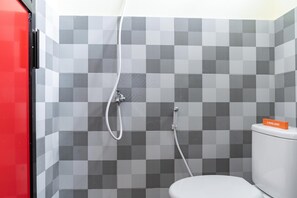 Kahden hengen huone | Kylpyhuone | Suihku, ilmaiset hygieniatuotteet, pyyhkeet