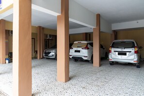 Free self parking - RedDoorz Syariah near Jalan A Yani KM 8 Citraland (Banjarmasin)