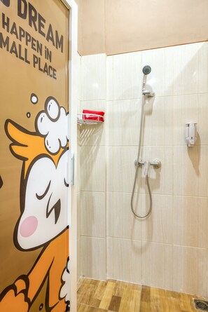 Regadera, amenidades de baño gratuitas, toallas 