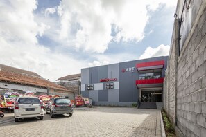 موقف سيارات