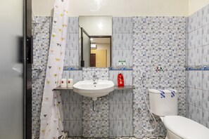 Doppelzimmer (Reddoorz) | Badezimmer | Dusche, kostenlose Toilettenartikel, Handtücher