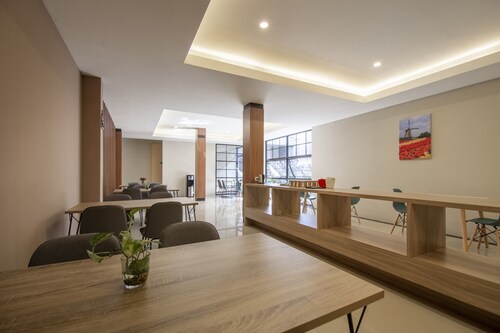 RedDoorz Plus near Ronggowarsito Museum Semarang