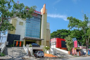 Front of property - RedDoorz Plus near Hotel Benua Kendari (Kendari)