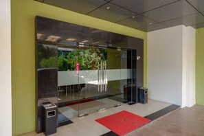 Property entrance - RedDoorz Plus near Hotel Benua Kendari (Kendari)