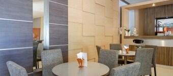 RedDoorz Plus near Hotel Benua Kendari