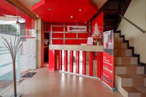 Reception - RedDoorz near Kendari Beach 2 (Kendari)