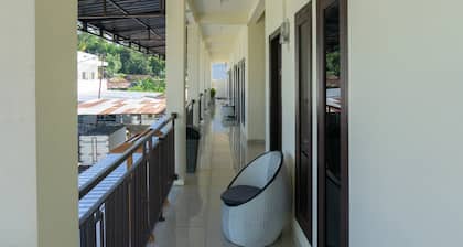 RedDoorz Syariah near Sultan Muhammad Kaharuddin Airport