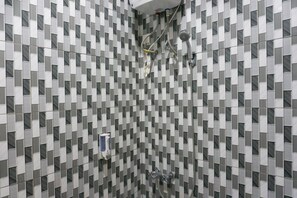 Zweibettzimmer (Reddoorz) | Badezimmer | Dusche, kostenlose Toilettenartikel, Handtücher