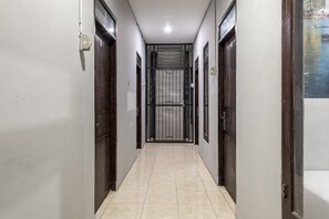 Hallway - RedDoorz @ Jemursari Surabaya 2 (Surabaya)