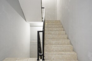 Staircase - RedDoorz @ Jemursari Surabaya 2 (Surabaya)