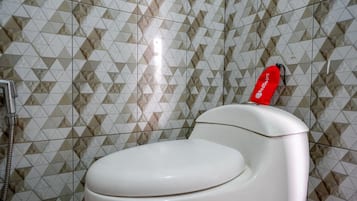 Double Room (Reddoorz) | Bathroom | Shower, free toiletries, towels