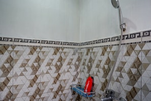 Doppelzimmer (Reddoorz) | Badezimmer | Dusche, kostenlose Toilettenartikel, Handtücher