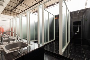Dormitorio compartido, solo para hombres (Reddoorz) | Baño | Regadera, amenidades de baño gratuitas, toallas