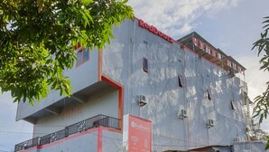 A hotel with a sign indicating amenities such as a pool, restaurant, and Wi-Fi. - RedDoorz @ Hotel Yaki Mamuju (Mamuju)