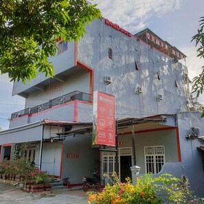 Front of property - RedDoorz @ Hotel Yaki Mamuju (Mamuju)