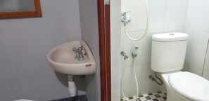 Shower, free toiletries, towels - RedDoorz @ Hotel Yaki Mamuju (Mamuju)