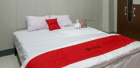 Double Room | Bed sheets - RedDoorz @ Hotel Yaki Mamuju (Mamuju)