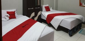 Twin Room | Bed sheets - RedDoorz @ Hotel Yaki Mamuju (Mamuju)