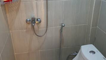 Regadera, amenidades de baño gratuitas, toallas