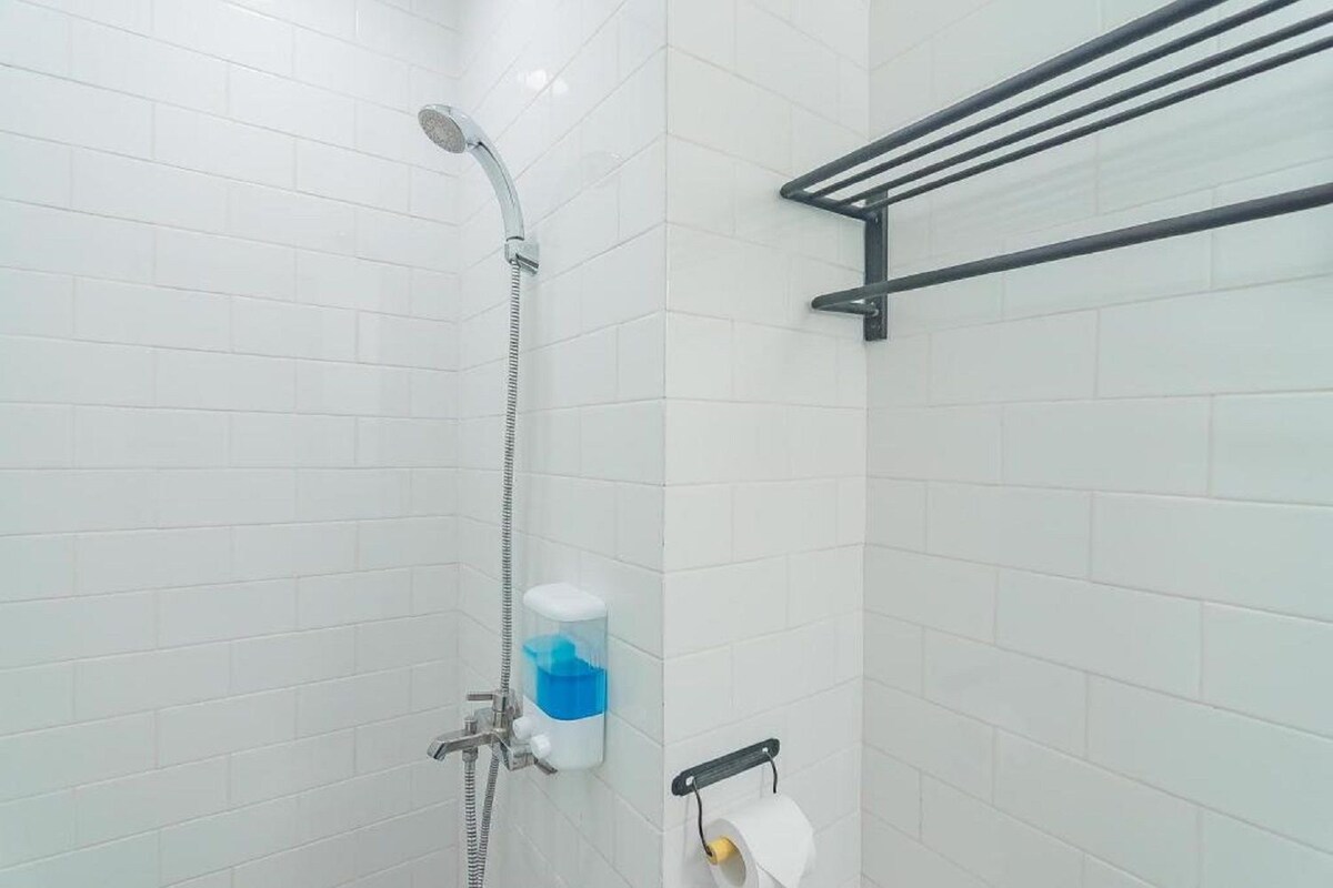 Bathroom | Shower, free toiletries, towels