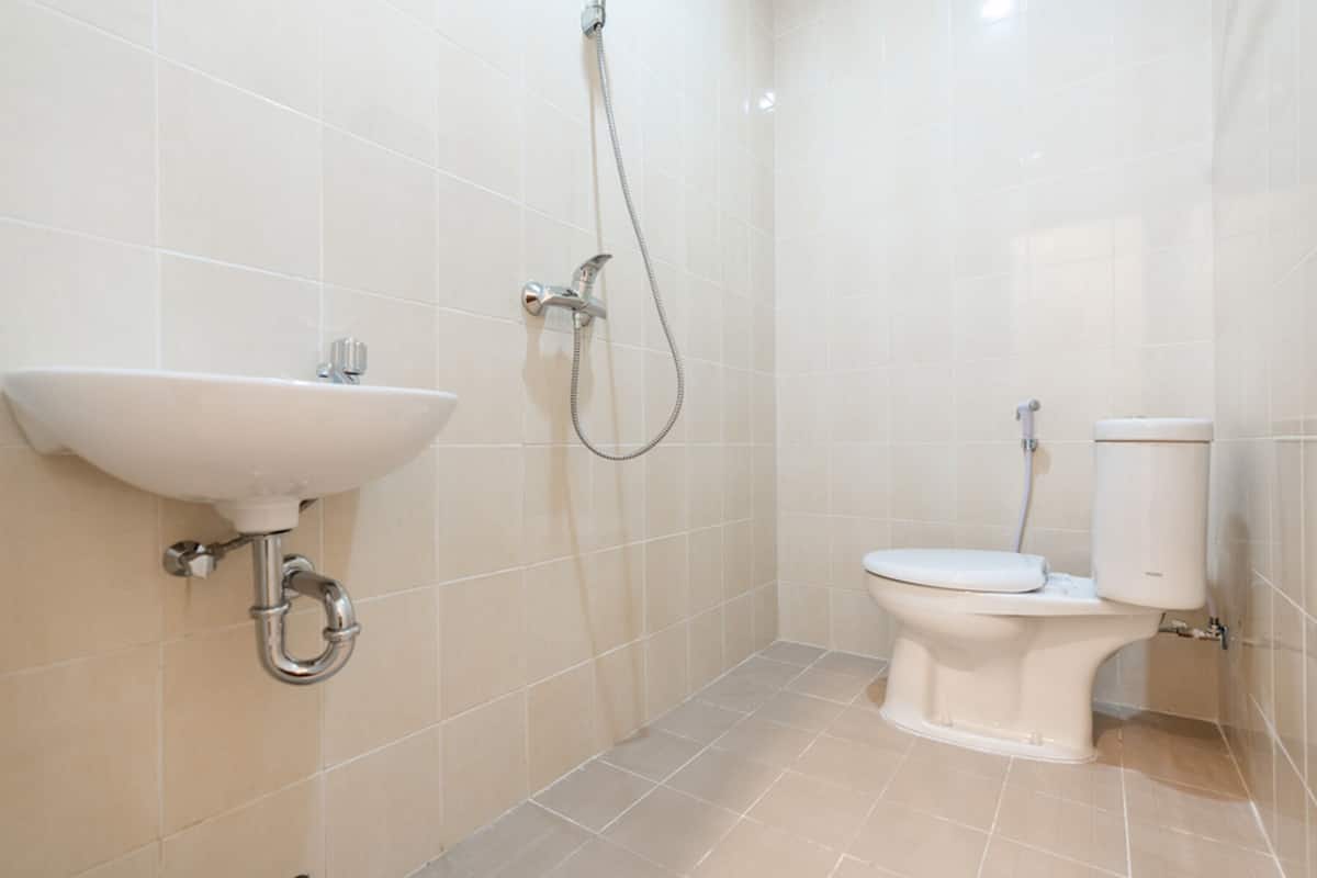 twin room (reddoorz) | bathroom | shower, free toiletries, towels