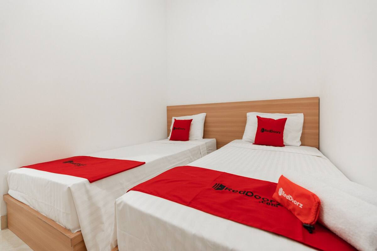 twin room (reddoorz)