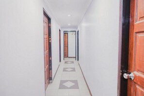 Hallway - RedDoorz near Nagoya Hill Mall Batam 5 (Batam)