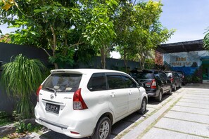 Parking - RedDoorz @ MT Haryono Street Waingapu (Waingapu)