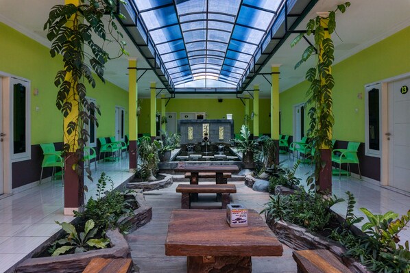 Lobby - RedDoorz @ MT Haryono Street Waingapu (Waingapu)