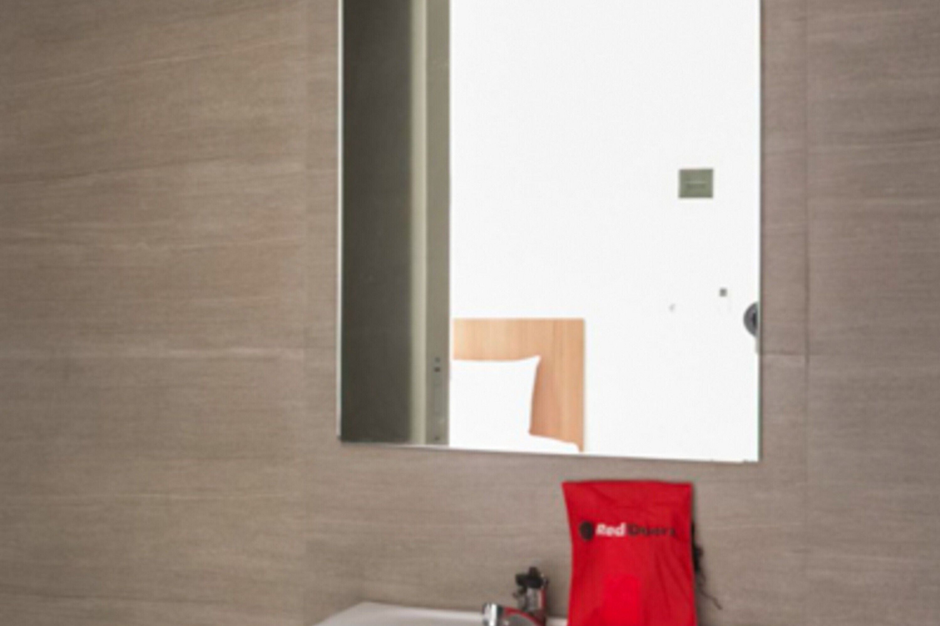 Foto - RedDoorz Syariah near Lapangan Pancasila Simpang Lima