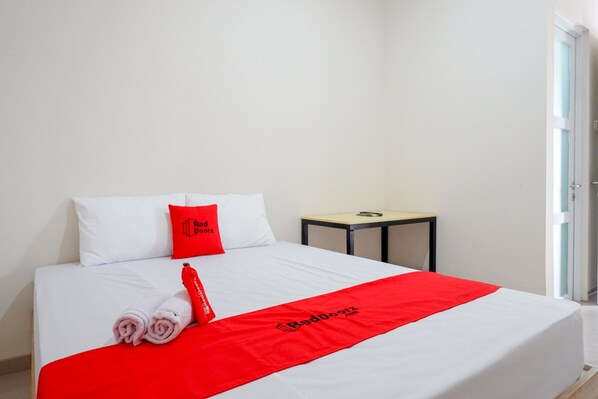 Double Room (Reddoorz) | Bed sheets