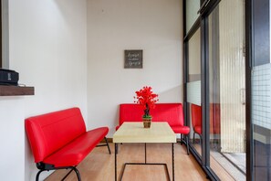 Coin salon dans le hall