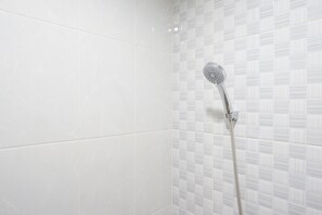 Habitación familiar (Reddoorz) | Baño | Ducha, artículos de higiene personal gratuitos y toallas