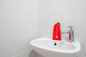 Family Room (Reddoorz) | Bathroom | Shower, free toiletries, towels