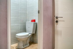 Shower, free toiletries, towels