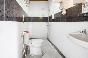 Shower, free toiletries, towels - RedDoorz Plus @ Purwodadi (Lawang)