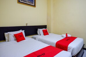 Habitación superior con 2 camas individuales (Reddoorz) | Ropa de cama
