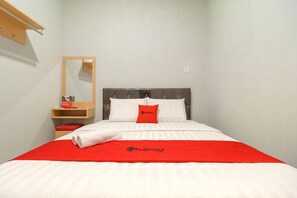 Double Room (Reddoorz) | Bed sheets - RedDoorz @ Helvetia Medan 2 (Medan)