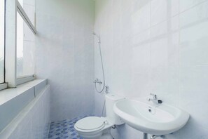 Double Room (Reddoorz) | Bathroom | Shower, free toiletries, towels - RedDoorz @ Helvetia Medan 2 (Medan)