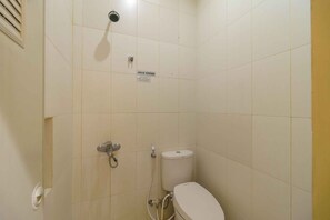 Habitación doble (Reddoorz) | Baño | Ducha, artículos de higiene personal gratuitos y toallas