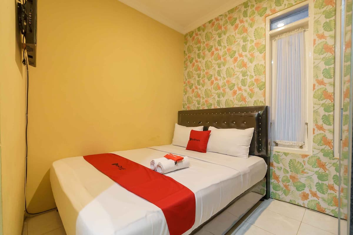 Kamar Double (Reddoorz) | Wi-Fi gratis dan seprai linen