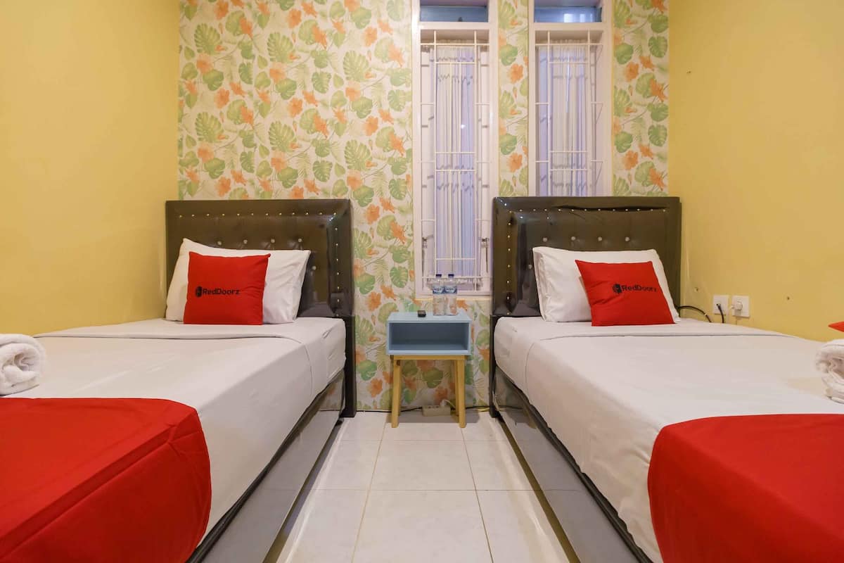 Kamar Twin (Reddoorz) | Wi-Fi gratis dan seprai linen