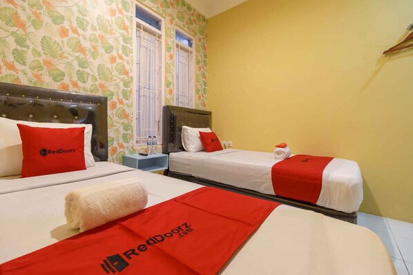 Chambre avec lits jumeaux (Reddoorz) | Wi-Fi gratuit, draps fournis
