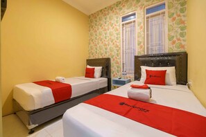Habitación con 2 camas individuales (Reddoorz) | Wifi gratis y ropa de cama